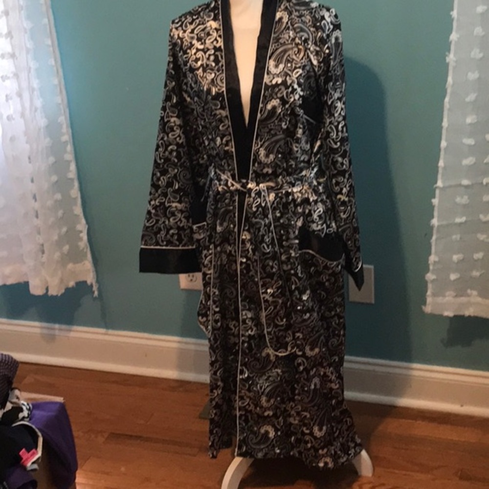 Women’s black, white and grey robe